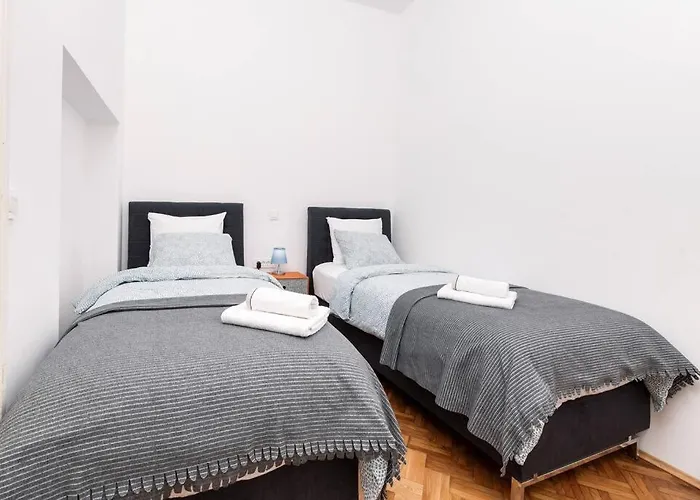 4-bedroom 1 Min From Bacvice Daire *