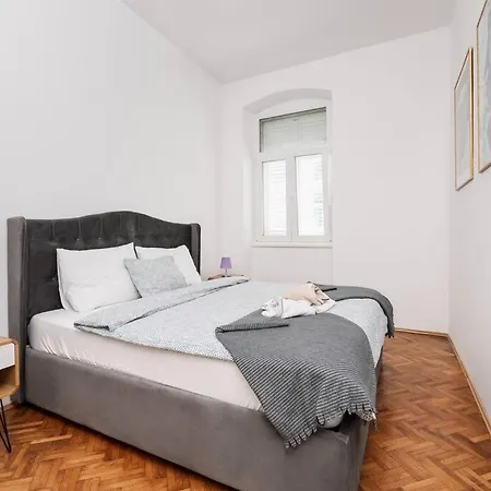 4-bedroom 1 Min From Bacvice Split